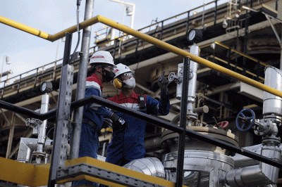 Pekerja PT Kilang Pertamina Internasional (KPI) beraktivitas di kawasan Pertamina Refinery Unit (RU) IV Cilacap, Jawa Tengah, Kamis (27/10/2022).