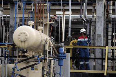 Pekerja PT Kilang Pertamina Internasional (KPI) beraktivitas di kawasan Pertamina Refinery Unit (RU) IV Cilacap, Jawa Tengah, Kamis (27/10/2022).