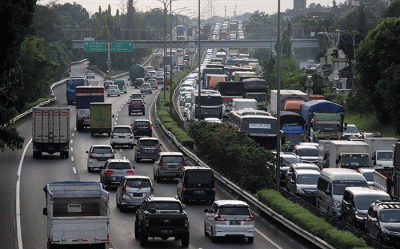 Pengendara melintas di tol jorr kawasan jatiwarna, Kota Bekasi, Jawa Barat, Jumat (28/10/2022).