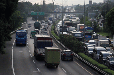 Pengendara melintas di tol jorr kawasan jatiwarna, Kota Bekasi, Jawa Barat, Jumat (28/10/2022).