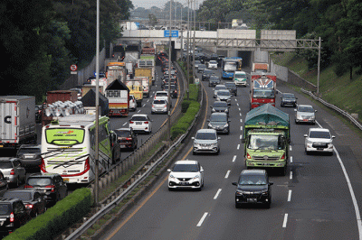 Pengendara melintas di tol jorr kawasan jatiwarna, Kota Bekasi, Jawa Barat, Jumat (28/10/2022).