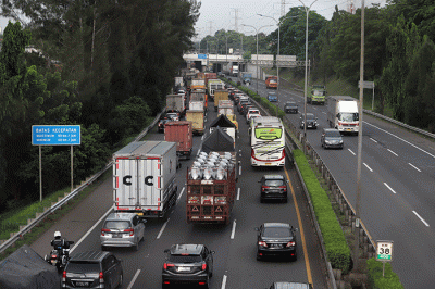 Pengendara melintas di tol jorr kawasan jatiwarna, Kota Bekasi, Jawa Barat, Jumat (28/10/2022).