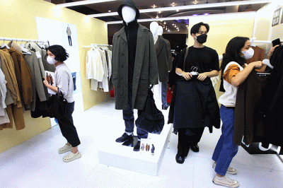 Marketing and E-Commerce Director PT Fast Retailing Indonesia Daniel Pieter Sumual saat memberikan keterangan pers di Jakarta, Kamis (27/10/2022).