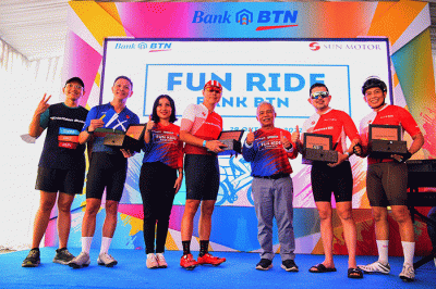 Direktur Distribution & Funding Bank BTN Jasmin (kanan) bersama Kepala Kanwil II Bank BTN Dewi Fitrianingrum melepas peserta Fun Ride Bank BTN.