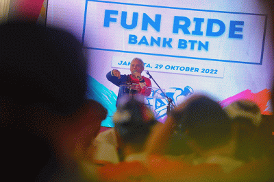 Direktur Distribution & Funding Bank BTN Jasmin (kanan) bersama Kepala Kanwil II Bank BTN Dewi Fitrianingrum melepas peserta Fun Ride Bank BTN.