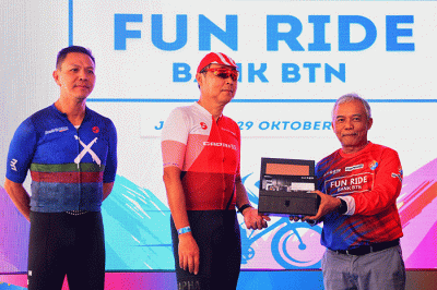 Direktur Distribution & Funding Bank BTN Jasmin (kanan) bersama Kepala Kanwil II Bank BTN Dewi Fitrianingrum melepas peserta Fun Ride Bank BTN.