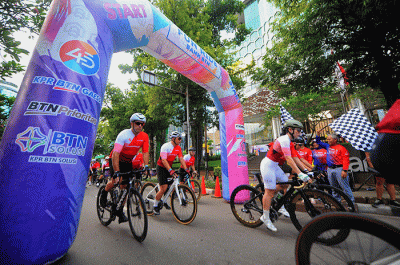 Direktur Distribution & Funding Bank BTN Jasmin (kanan) bersama Kepala Kanwil II Bank BTN Dewi Fitrianingrum melepas peserta Fun Ride Bank BTN.