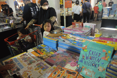 Ratusan pengunjung berburu berbagai buku yang dipamerkan maupun dijual dalam bazar buku Big Bad Wolf Books di Gedung Sumbing, kompleks PRPP Semarang.
