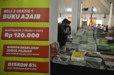 Ratusan pengunjung berburu berbagai buku yang dipamerkan maupun dijual dalam bazar buku Big Bad Wolf Books di Gedung Sumbing, kompleks PRPP Semarang.