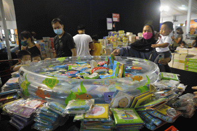 Ratusan pengunjung berburu berbagai buku yang dipamerkan maupun dijual dalam bazar buku Big Bad Wolf Books di Gedung Sumbing, kompleks PRPP Semarang.