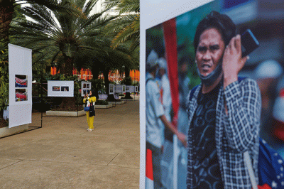 Pengunjung melihat pameran foto Rekam Jakarta 24+ di Lapangan Banteng, Jakarta Pusat, Jumat (28/10/2022).