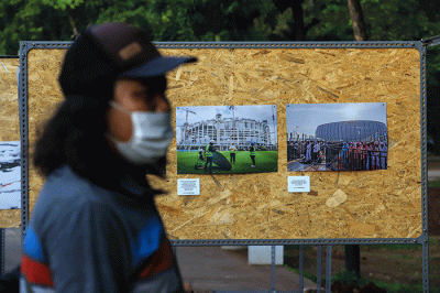 Pengunjung melihat pameran foto Rekam Jakarta 24+ di Lapangan Banteng, Jakarta Pusat, Jumat (28/10/2022).