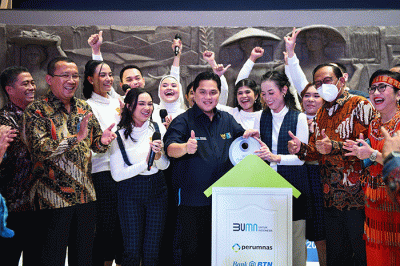 Direktur Utama Bank BTN Haru Koesmahargyo (kiri) memberikan Buku Kajian Perumahan kepada Menteri BUMN Erick Thohir saat peluncuran Festival KPR Hunian Pemuda.