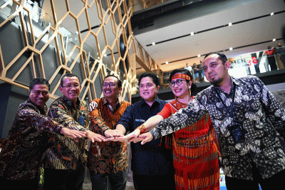 Direktur Utama Bank BTN Haru Koesmahargyo (kiri) memberikan Buku Kajian Perumahan kepada Menteri BUMN Erick Thohir saat peluncuran Festival KPR Hunian Pemuda.