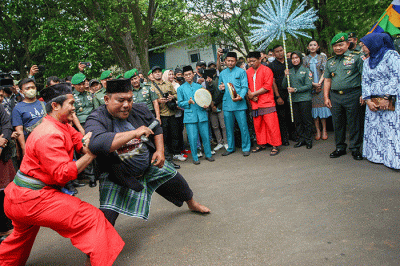 Kepala Staf TNI Angkatan Darat (Kasad) Jenderal TNI Dudung Abdurachman (kedua kanan) didampingi istri saat melihat hasil produk UMKM.