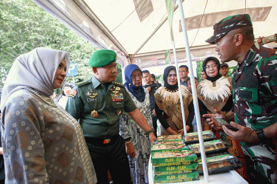 Kepala Staf TNI Angkatan Darat (Kasad) Jenderal TNI Dudung Abdurachman (kedua kanan) didampingi istri saat melihat hasil produk UMKM.