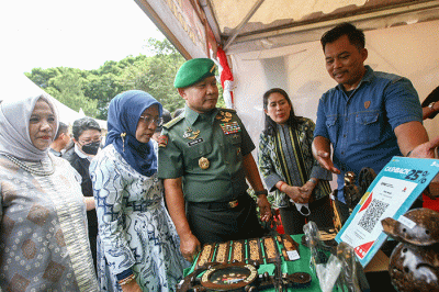 Kepala Staf TNI Angkatan Darat (Kasad) Jenderal TNI Dudung Abdurachman (kedua kanan) didampingi istri saat melihat hasil produk UMKM.
