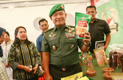 Kepala Staf TNI Angkatan Darat (Kasad) Jenderal TNI Dudung Abdurachman (kedua kanan) didampingi istri saat melihat hasil produk UMKM.