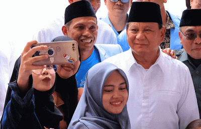 Menteri Pertahanan Prabowo Subianto menyumbangkan 25 mobil operasional untuk Badan Komunikasi Pemuda Remaja Masjid Indonesia (BKPRMI).