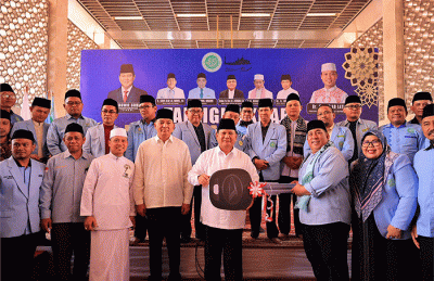 Menteri Pertahanan Prabowo Subianto menyumbangkan 25 mobil operasional untuk Badan Komunikasi Pemuda Remaja Masjid Indonesia (BKPRMI).