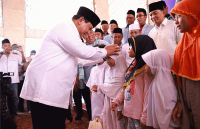 Menteri Pertahanan Prabowo Subianto menyumbangkan 25 mobil operasional untuk Badan Komunikasi Pemuda Remaja Masjid Indonesia (BKPRMI).