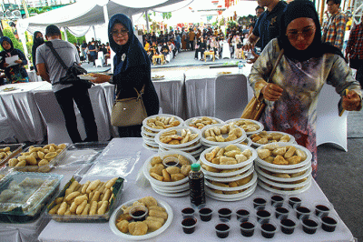 Pelajar yang menjadi peserta lomba makan pempek dos adu cepat dan banyak menghabiskan 10 buah pempek yang disiapan panitia dengan waktu 60 detik.
