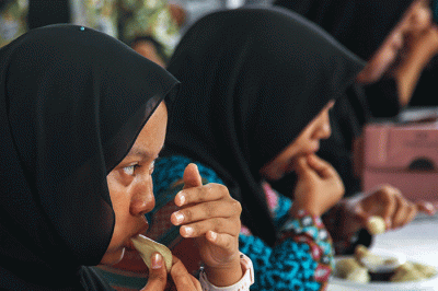 Pelajar yang menjadi peserta lomba makan pempek dos adu cepat dan banyak menghabiskan 10 buah pempek yang disiapan panitia dengan waktu 60 detik.