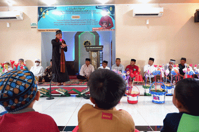 Warga memeriahkan acara peringatan tradisi Maulid Nabi Muhammad SAW di Masjid Al-Muhajirin, Blok 10 Perumnas Antang, Makassar, Minggu (30/10/2022).