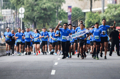 Menteri Pariwisata dan Ekonomi Kreatif Sandiaga Salahuddin Uno (tengah) saat tiba di garis finis dalam acara Fun Run ADWI Bergerak Bersama.