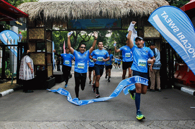 Menteri Pariwisata dan Ekonomi Kreatif Sandiaga Salahuddin Uno (tengah) saat tiba di garis finis dalam acara Fun Run ADWI Bergerak Bersama.