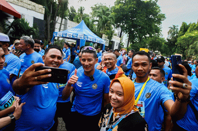 Menteri Pariwisata dan Ekonomi Kreatif Sandiaga Salahuddin Uno (tengah) saat tiba di garis finis dalam acara Fun Run ADWI Bergerak Bersama.