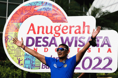Menteri Pariwisata dan Ekonomi Kreatif Sandiaga Salahuddin Uno (tengah) saat tiba di garis finis dalam acara Fun Run ADWI Bergerak Bersama.