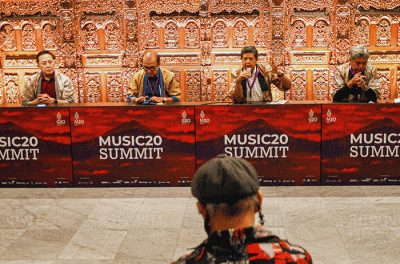 Co-chairs Music 20 (M20) Triawan Munaf, Ketua Panitia M20 Tantowi Yahya, Candra Darusman dan Kadri Mohamad berfoto usai memberikan keterangan pers di TMII.