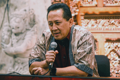 Co-chairs Music 20 (M20) Triawan Munaf, Ketua Panitia M20 Tantowi Yahya, Candra Darusman dan Kadri Mohamad berfoto usai memberikan keterangan pers di TMII.