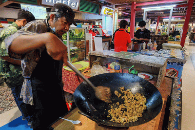 Suasana pembukaan The New Food Court, mengusung konsep pecinan dengan makanan khas Nusantara di Gajah Mada Plaza, Jakarta, Selasa (1/11/2022).