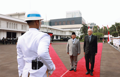 Menteri Pertahanan Republik Indonesia Prabowo Subianto menerima kunjungan kehormatan Menteri Pertahanan Singapura YM. DR. Ng Eng Hen di Kemhan.