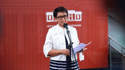 Presiden Joko Widodo menerima laporan dari Menteri Luar Negeri Retno Marsudi terkait persiapan penyelenggaraan Konferensi Tingkat Tinggi (KTT) G20.