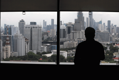 Karyawan melihat gedung bertingkat di kawasan Jakarta Pusat, Selasa (1/11/2022).