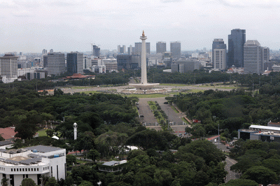 Karyawan melihat gedung bertingkat di kawasan Jakarta Pusat, Selasa (1/11/2022).