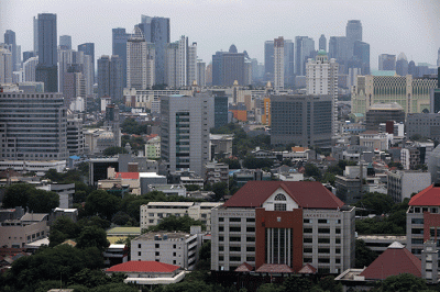 Karyawan melihat gedung bertingkat di kawasan Jakarta Pusat, Selasa (1/11/2022).