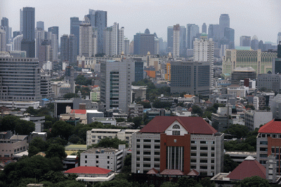 Karyawan melihat gedung bertingkat di kawasan Jakarta Pusat, Selasa (1/11/2022).