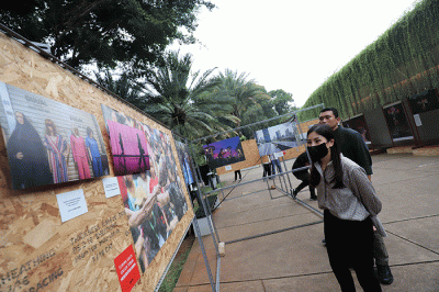 Wakil Menteri Pariwisata dan Ekonomi Kreatif Angela Tanoesoedibjo mengunjungi pameran foto jurnalistik Rekam Jakarta 24+.