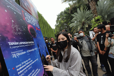 Wakil Menteri Pariwisata dan Ekonomi Kreatif Angela Tanoesoedibjo mengunjungi pameran foto jurnalistik Rekam Jakarta 24+.