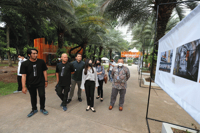 Wakil Menteri Pariwisata dan Ekonomi Kreatif Angela Tanoesoedibjo mengunjungi pameran foto jurnalistik Rekam Jakarta 24+.
