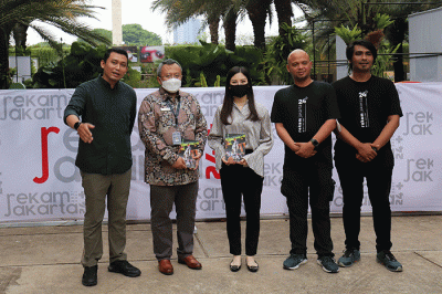 Wakil Menteri Pariwisata dan Ekonomi Kreatif Angela Tanoesoedibjo mengunjungi pameran foto jurnalistik Rekam Jakarta 24+.
