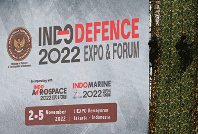 Pasukan TNI menyelamatkan sandera saat demontrasi sebagai pembuka Indo Defence 2022 Expo dan Forum di JIExpo Kemayoran, Jakarta, Rabu (2/11/2022).