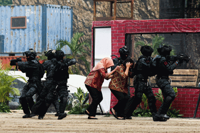 Pasukan TNI menyelamatkan sandera saat demontrasi sebagai pembuka Indo Defence 2022 Expo dan Forum di JIExpo Kemayoran, Jakarta, Rabu (2/11/2022).