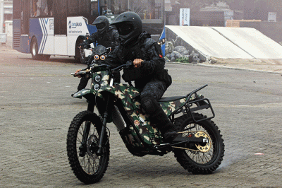 Pasukan TNI menyelamatkan sandera saat demontrasi sebagai pembuka Indo Defence 2022 Expo dan Forum di JIExpo Kemayoran, Jakarta, Rabu (2/11/2022).