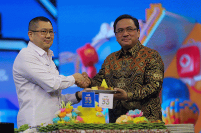 Executive Chairman MNC Group Hary Tanoesoedibjo melakukan pemotongan tumpeng saat acara MNC Group Anniversary Celebration 33 di Studio RCTI+.