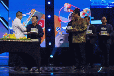 Executive Chairman MNC Group Hary Tanoesoedibjo melakukan pemotongan tumpeng saat acara MNC Group Anniversary Celebration 33 di Studio RCTI+.
